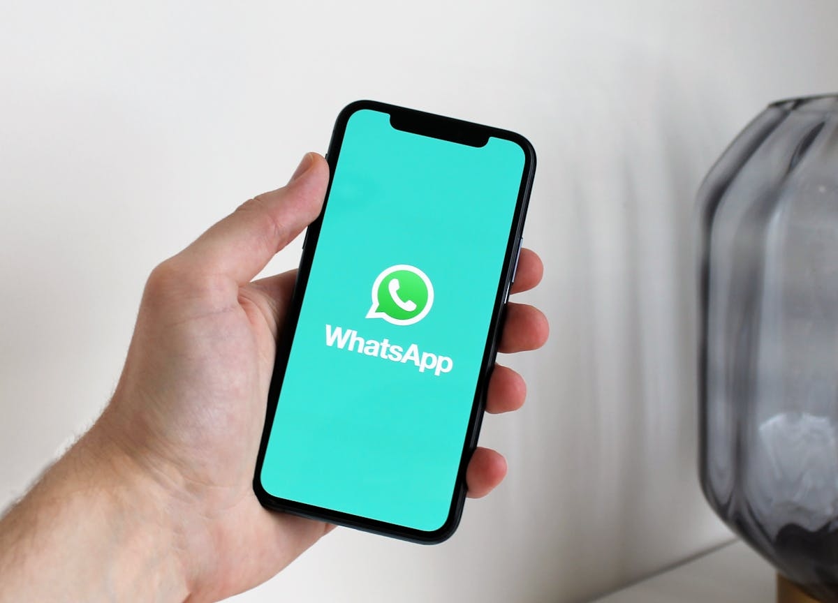 WhatsApp, sohbetlerdeki sahte haberleri gerçek zamanlı olarak tespit eden bir araç sunuyor.