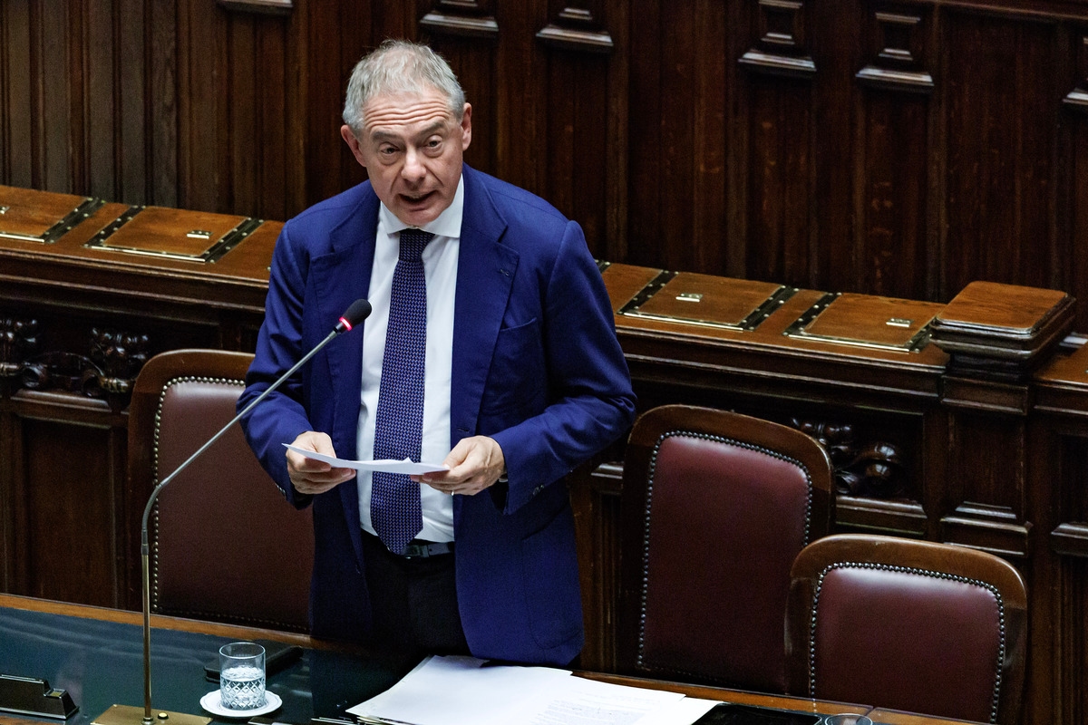Ex-Ilva, plus de 4 000 indemnités de licenciement. Urso : « Mais les négociations avec le groupe azéri pour la vente se poursuivent »