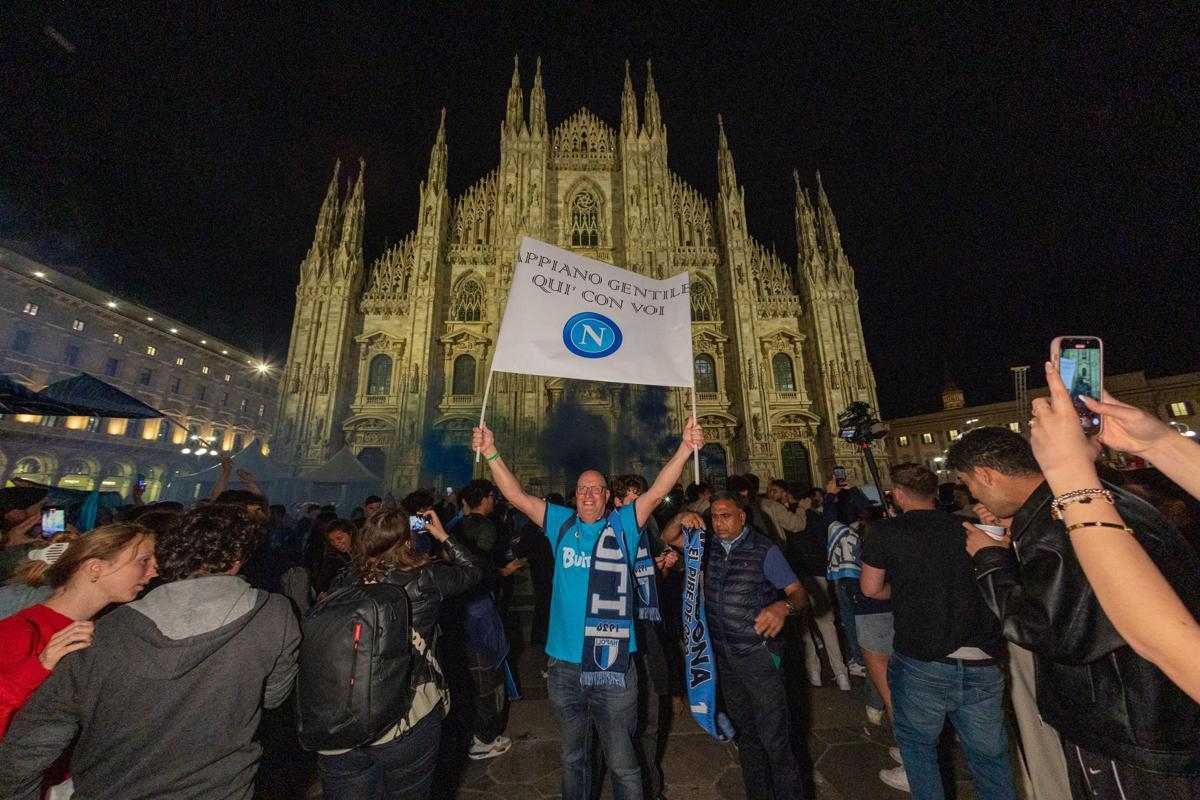 İtalya'nın Napoli şampiyonu, Inter yenildi ve taraftarlar Milan'ı fethetti: Piazza del Duomo'da scudetto kutlaması - Fotoğraflar