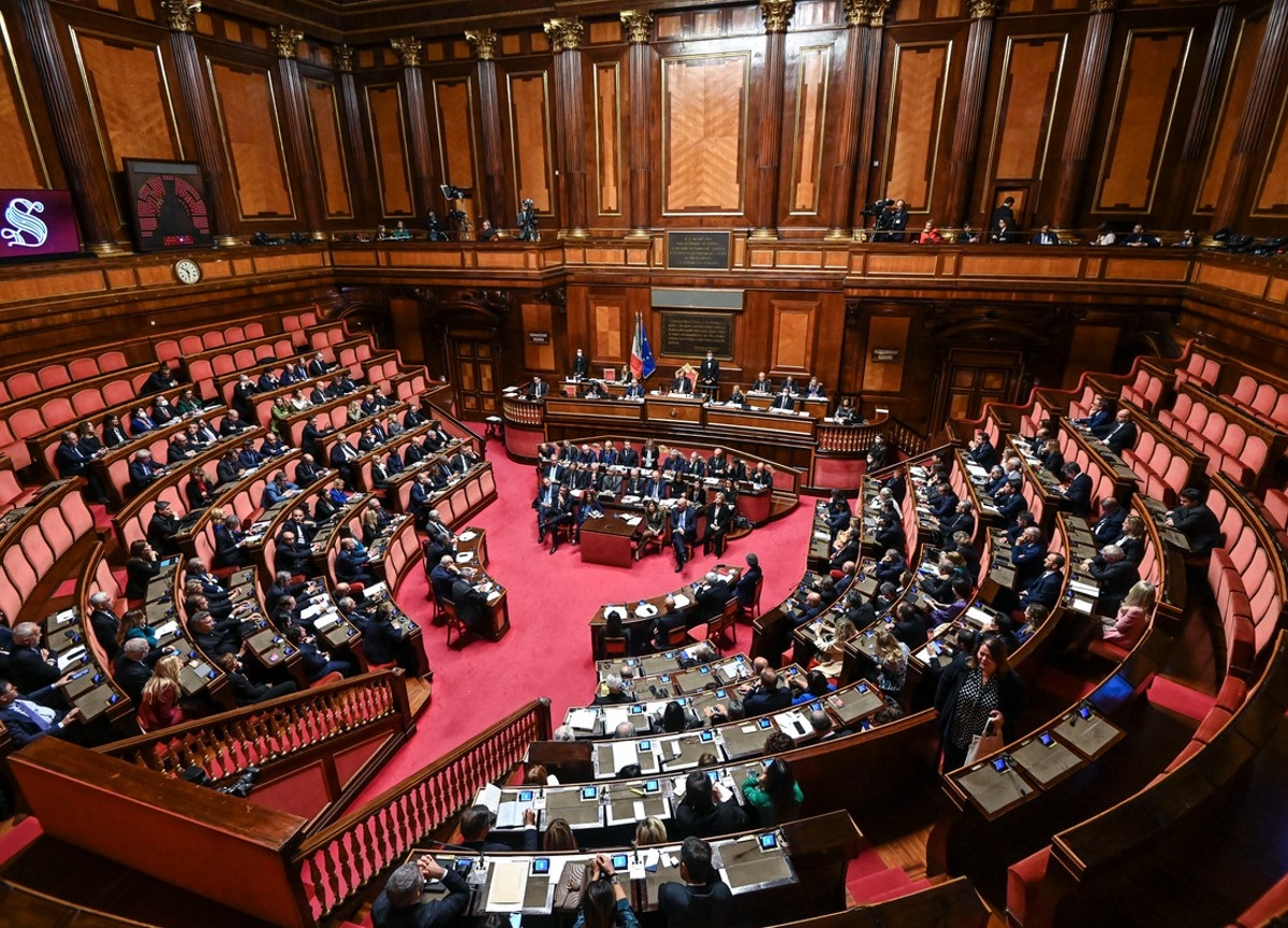 Violenza di genere, il Senato approva all’unanimità il disegno di legge sul femminicidio: ergastolo per chi uccide una donna