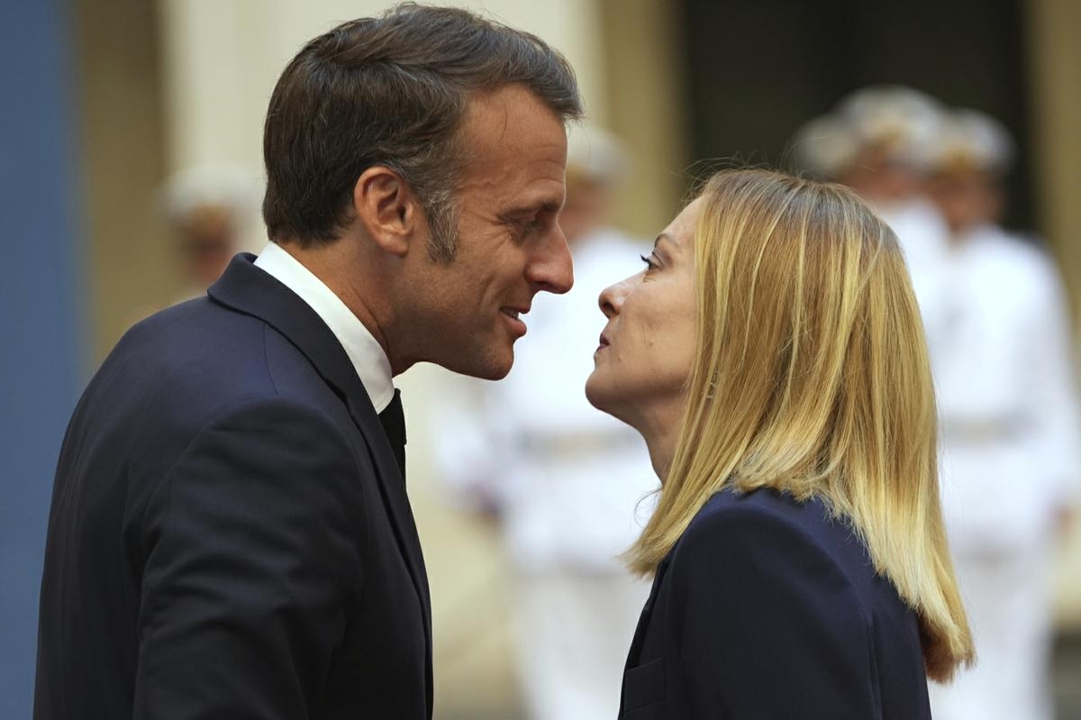 Meloni hält die EU und die USA in der Ukraine-Frage zusammen (Frieden ist nicht in Sicht). Macron steht im Weg, aber Trump steht hinter Giorgia.