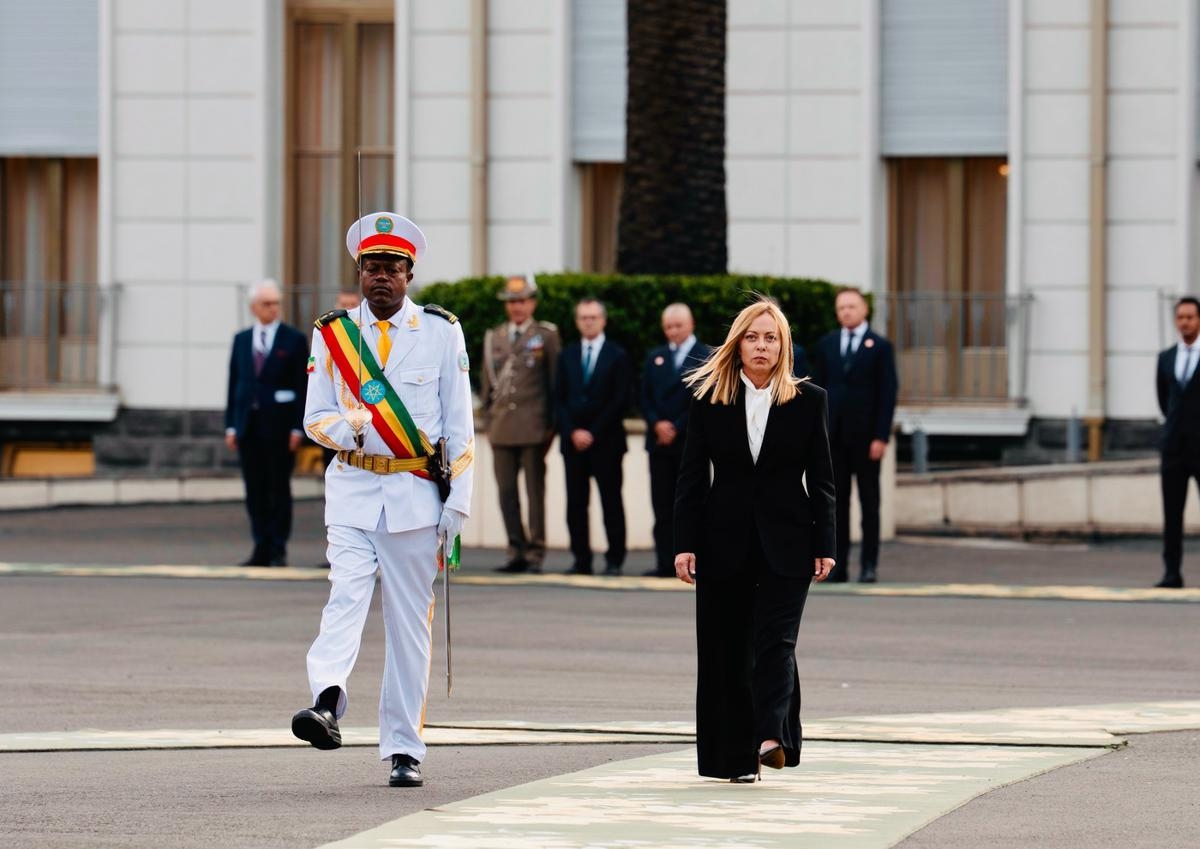 Tarieven van 15%, Meloni uit Addis Abeba: "Overeenkomst EU-VS? Een positieve overeenkomst zonder verwoestende gevolgen." Oppositie valt aan
