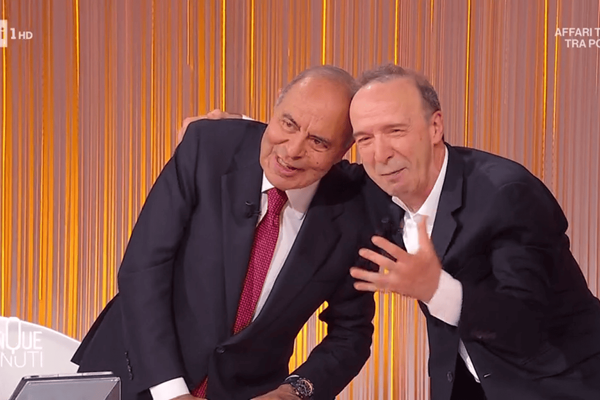 Roberto Benigni prende per i fondelli Bruno Vespa, la battuta su Berlusconi: “Voglio il tavolo di ciliegio”