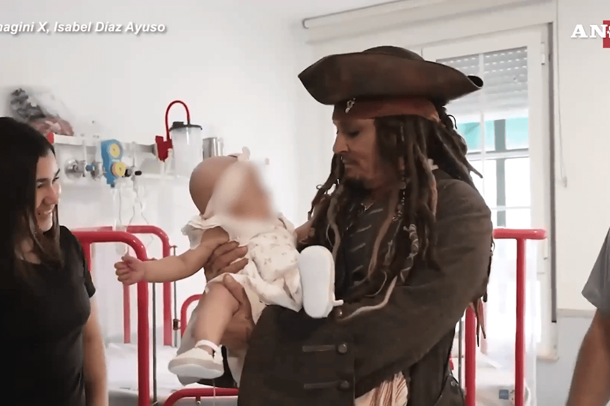 Johnny Depp's verrassing: in de gedaante van Jack Sparrow bezoekt hij kinderen in het ziekenhuis