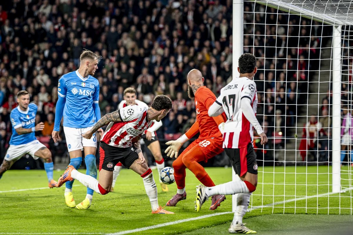 Champions League, Napoli vernederd door PSV: 6-2 in Eindhoven - Conte, "We moeten nederig zijn. Er wordt gerookt, Napolitaanse fans moeten zich niet laten misleiden."