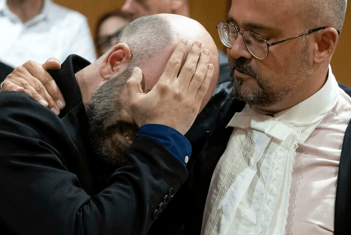 Patronunun mahkumiyetinin ardından gözyaşlarına boğulan Saviano: "Hayatımı çaldılar."