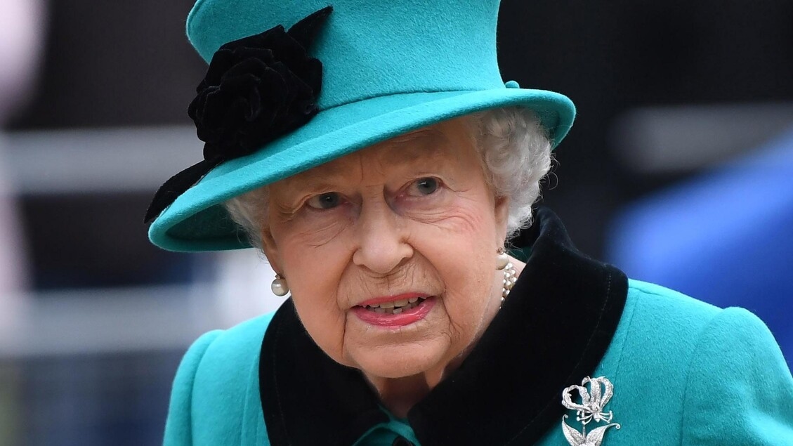 Buckingham Sarayı, Kraliçe Elizabeth'in kıyafetlerinin sergilendiği bir sergiye ev sahipliği yapıyor