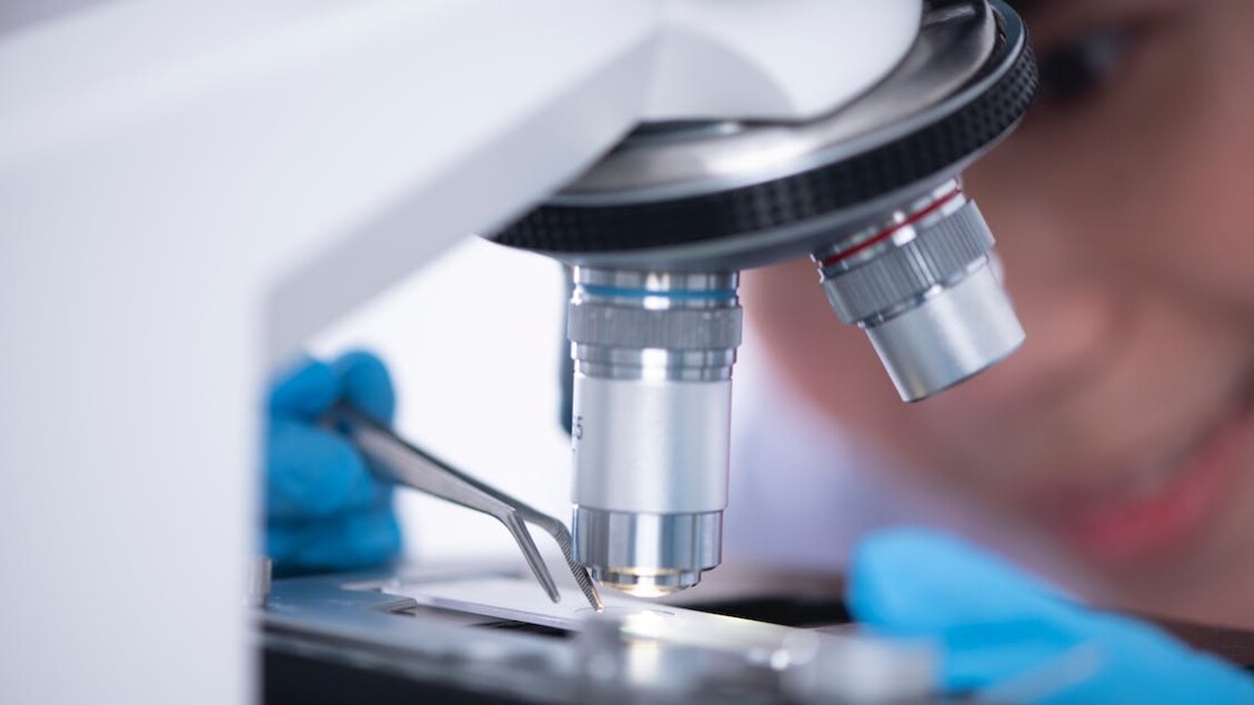 Autodistruzione cellule, scoperta la causa della malattia infantile Savi