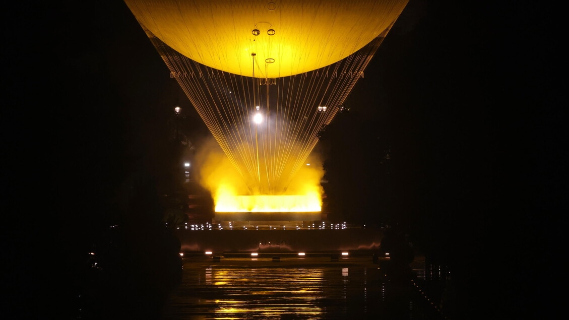 O balão de ar quente olímpico brilha novamente em Paris