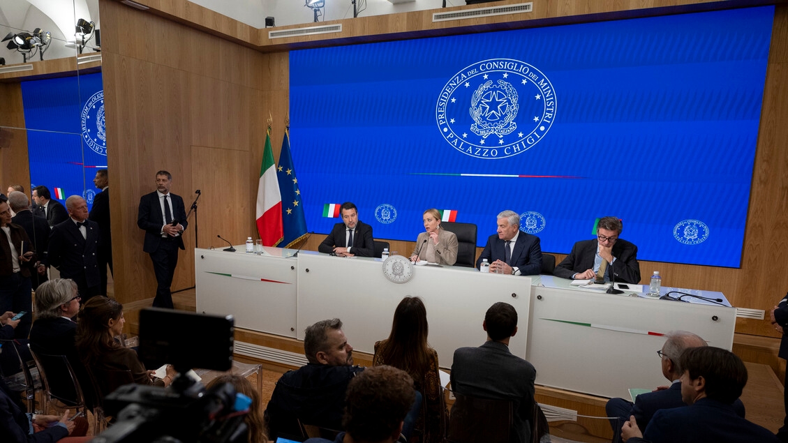 La maggioranza lima la manovra, aperture sui dividendi