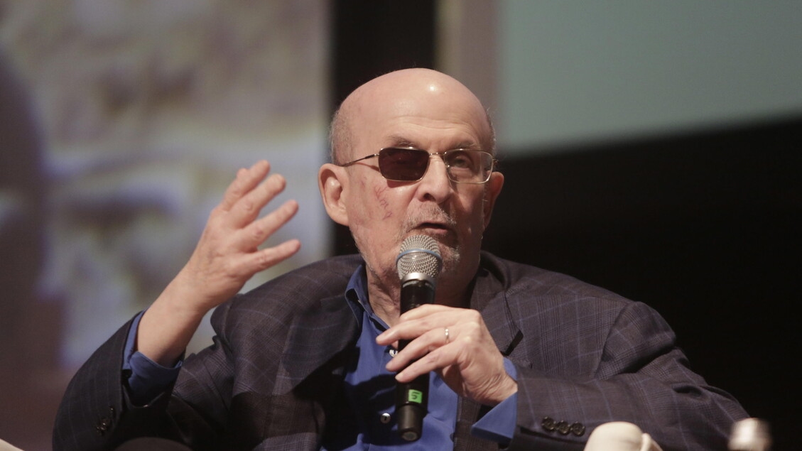 Rushdie, "quintetto" sul confine tra la vita e la morte