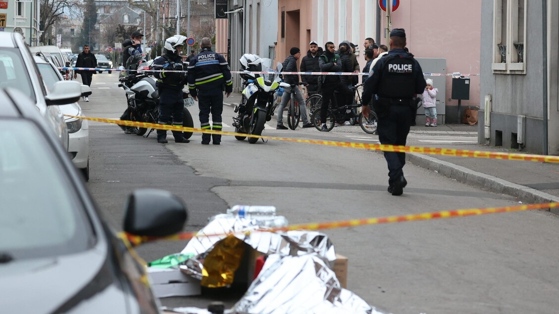 Uomo lancia coltelli contro la polizia a Parigi, ucciso