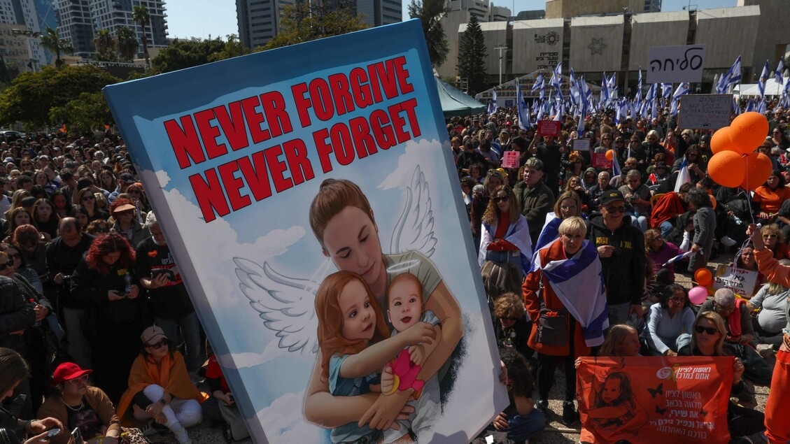 Israel, crowd for funeral of children and mother Bibas