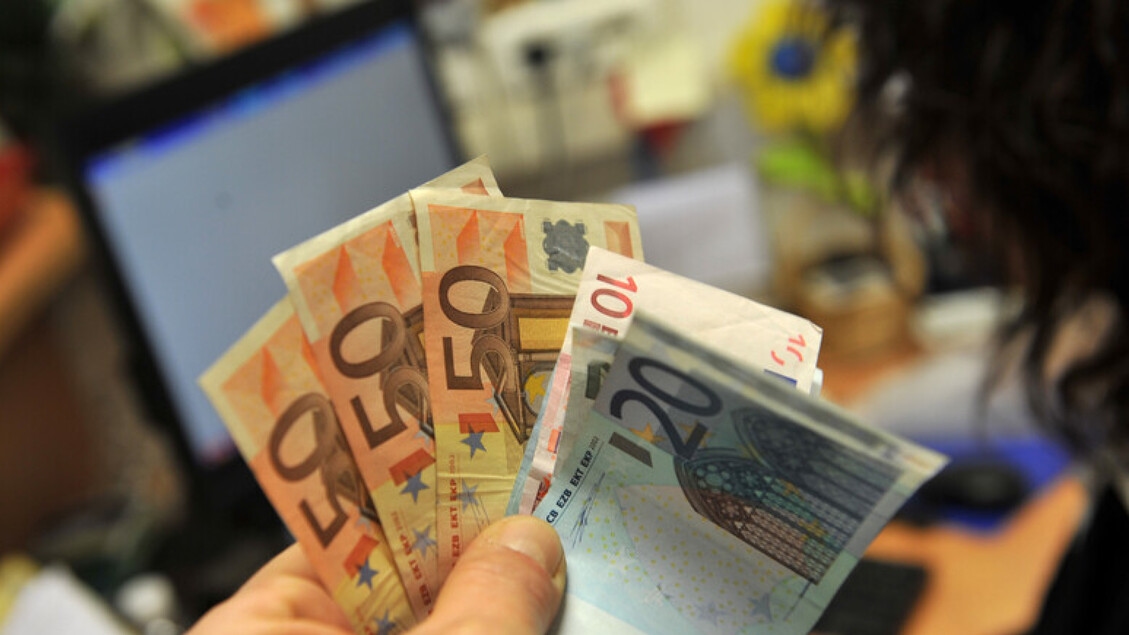 Es kommt zur Rückkaufsteuer. FI sagt Nein und führt die Löhne wieder ein.