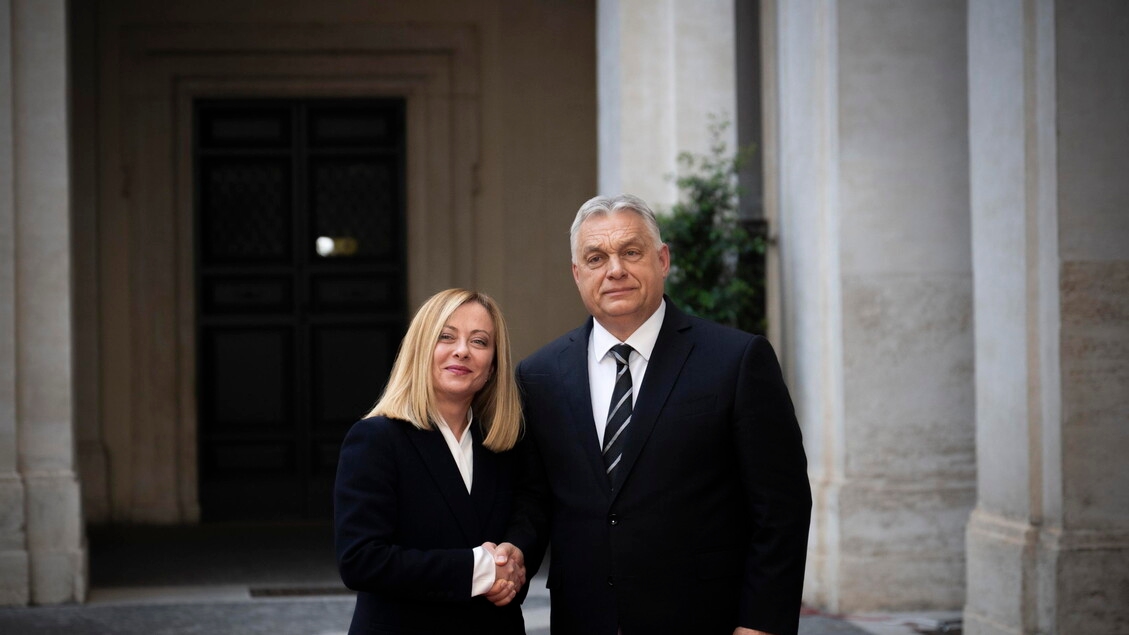 Orban at Meloni's, the prime minister's canvas in the Ukraine game