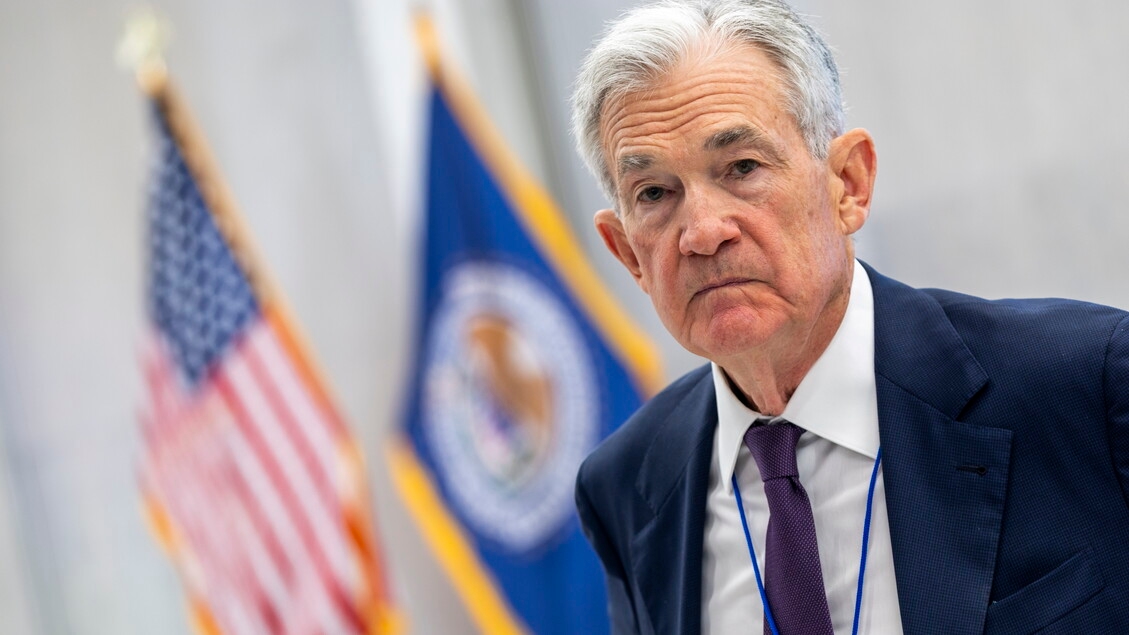 La Fed verso due tagli nel 2025. Trump: 'Powell è uno stupido'