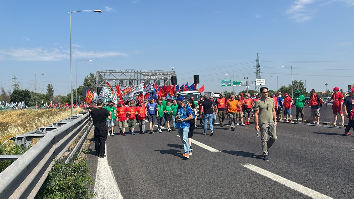 I metalmeccanici bloccano la tangenziale, scatta il dl sicurezza&nbsp;