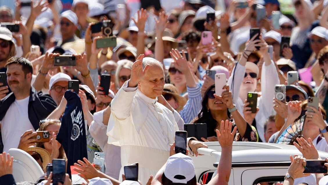 The Pope arrives late, 'sorry, more audiences together'