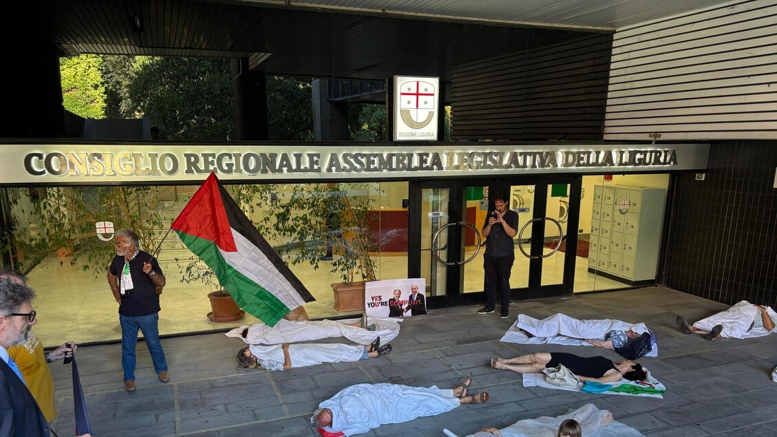 Ligurya bölge konseyi önünde Gazze için flaş mob