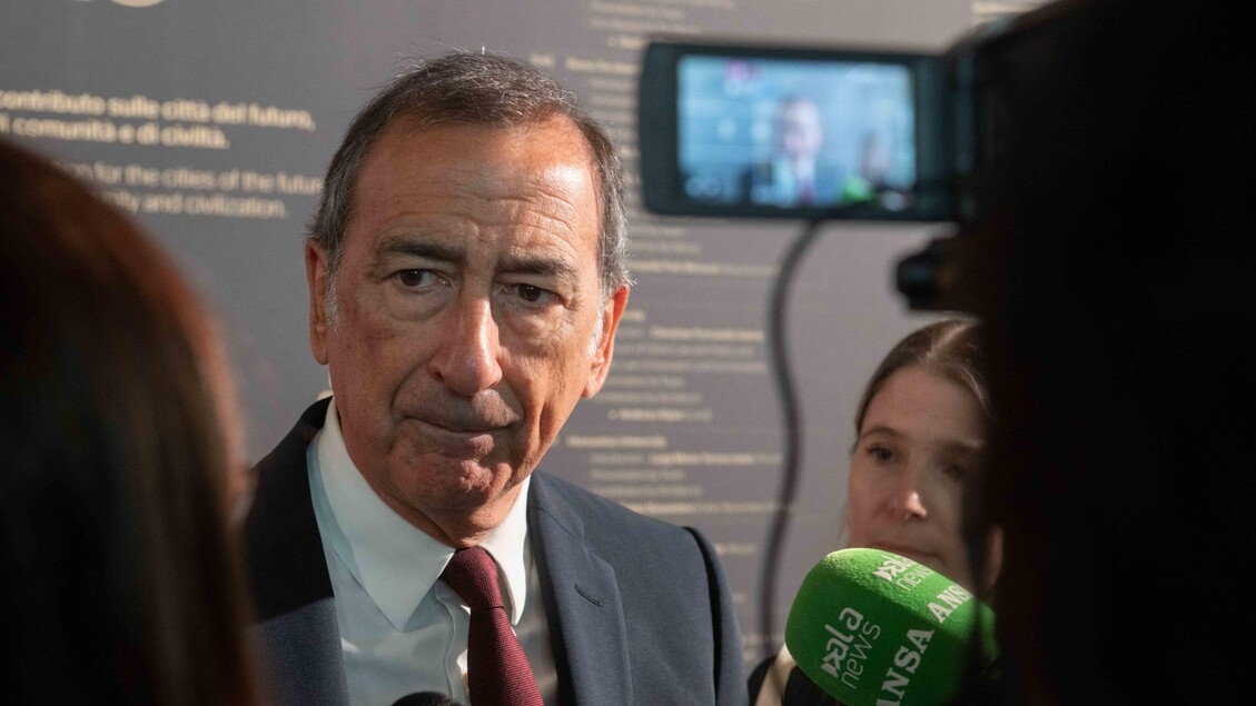 Sala wordt belegerd, maar Meloni houdt zich in. De Democratische Partij zegt: "Ga je gang."