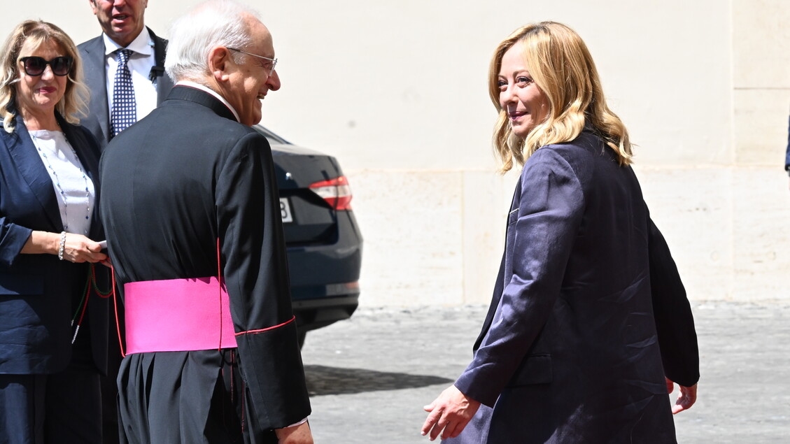 Il Papa accoglie la premier Meloni, 'molto piacere'