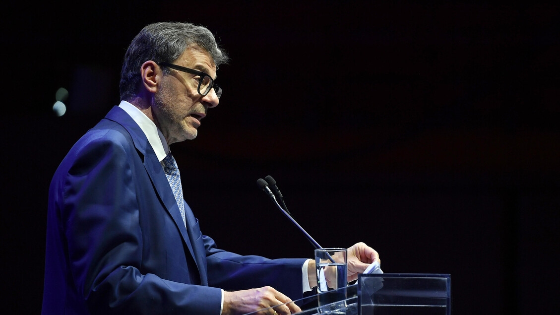 Giorgetti haalt fel uit naar de banken: "Nu zouden ze gezinnen moeten helpen."