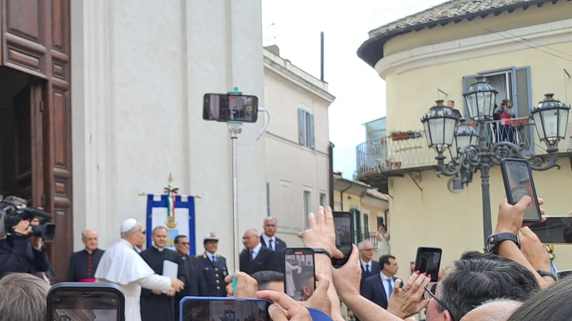Het plein rond Castel Gandolfo is vol en de paus wordt verwacht voor de mis.