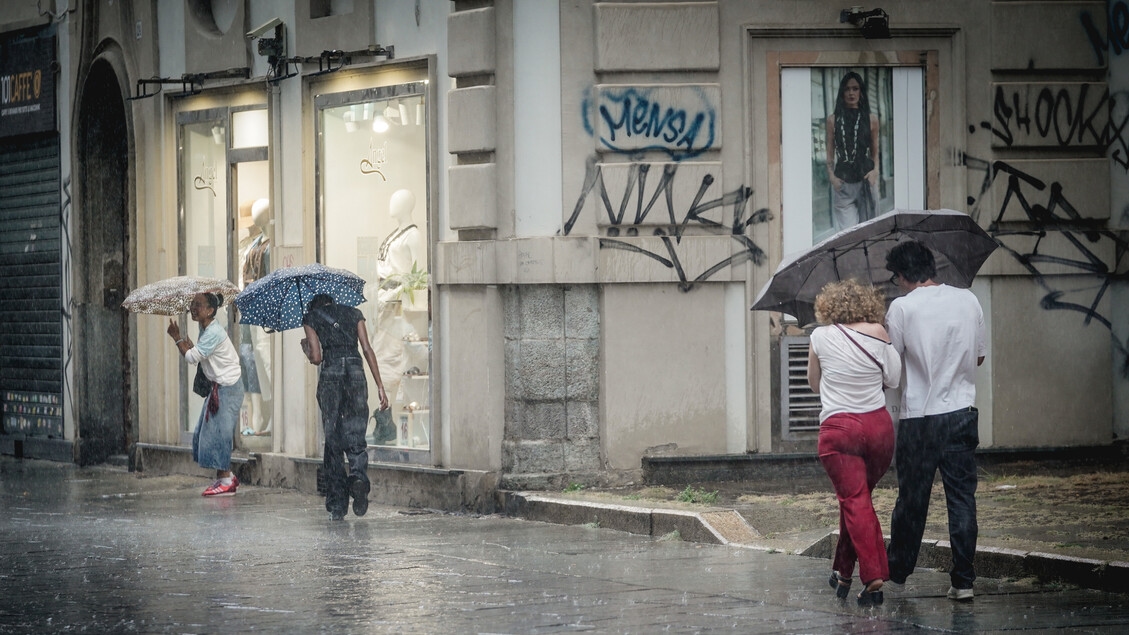 Een zware storm treft Romagna, met hagel en overstromingen van de wegen tot gevolg.