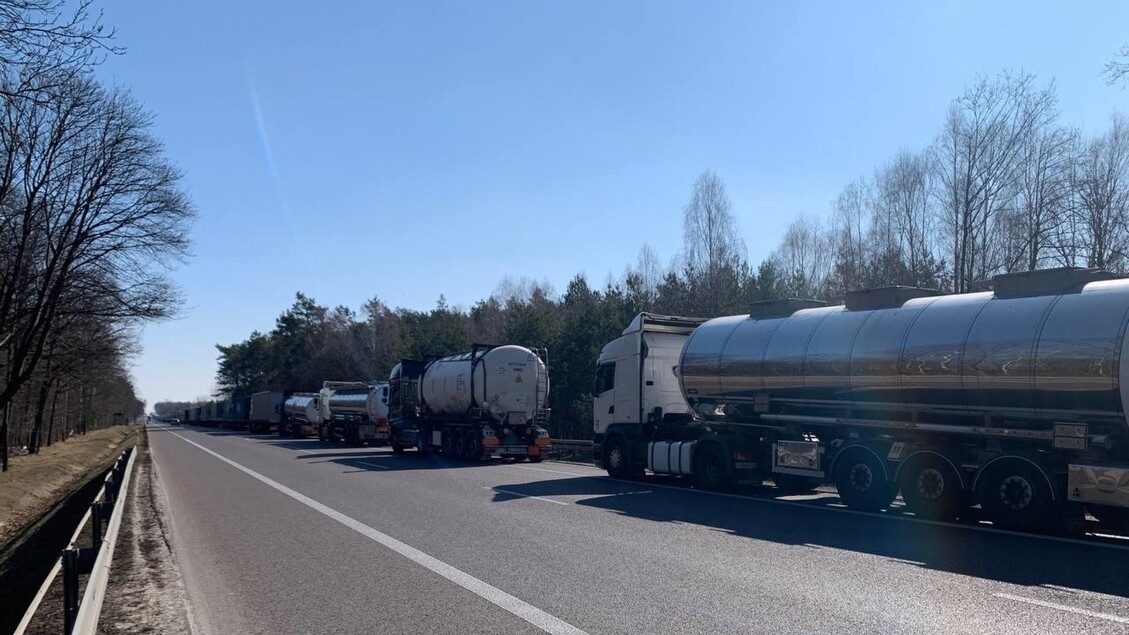 Lkw-Fahrer in Friaul-Julisch Venetien erleben nach der Sperrung der slowenischen H4 lange Warteschlangen
