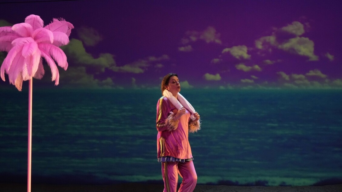 Der Italiener in Algier am Rof, die Protagonistin ist eine Dragqueen