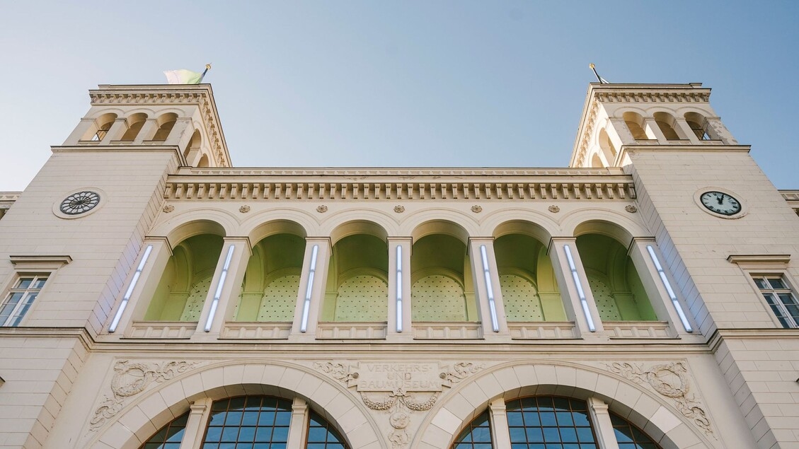 Artistas de renome mundial se reúnem no Hamburger Bahnhof para pensar sobre o futuro.