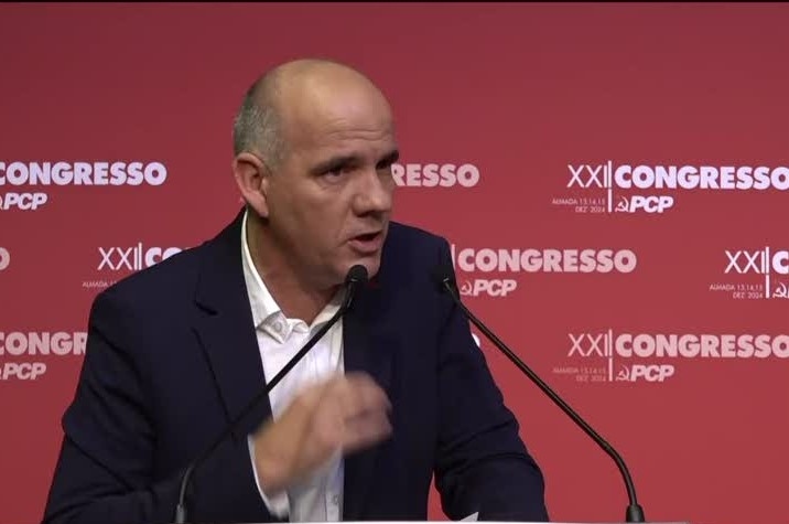 Paulo Raimundo beschuldigt PS ervan zich over te geven en “zijn hele lichaam en geest” aan de regering te geven