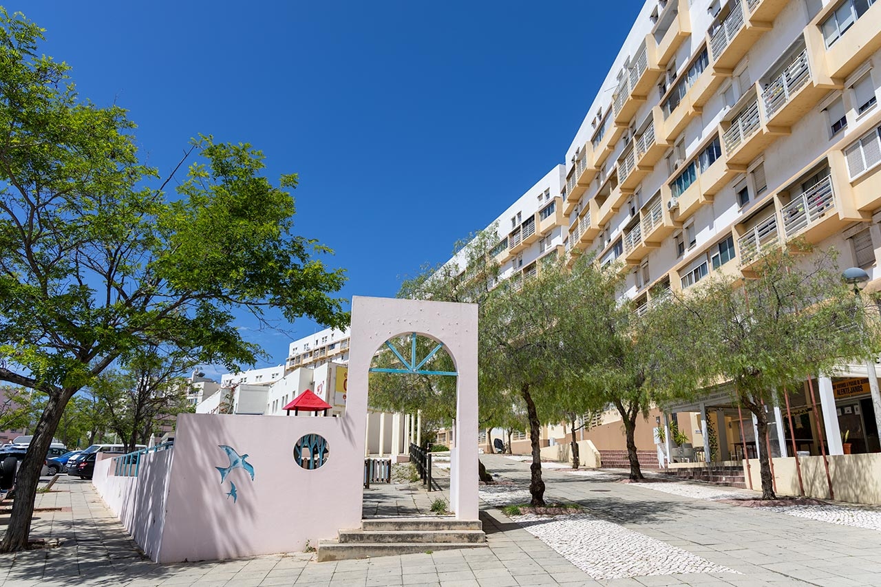 Faro: Coobital feiert 50-jähriges Bestehen und kritisiert mangelnden politischen Willen zur Lösung der Wohnungskrise
