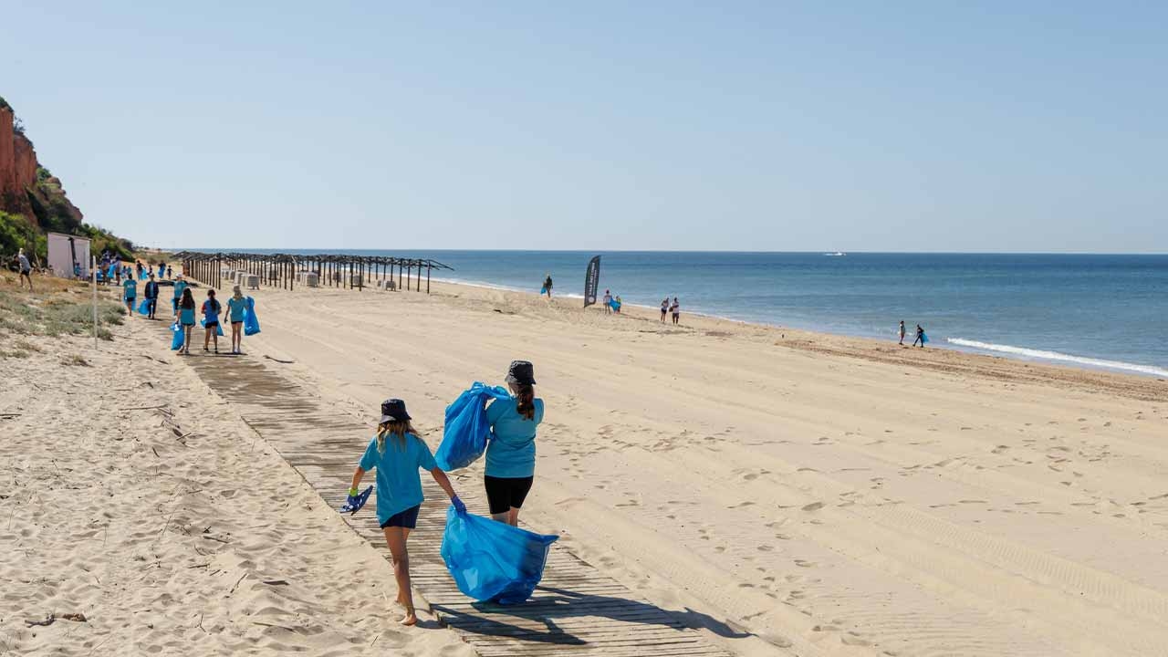 Limpeza de praias em Vale do Lobo recolhe 270 kg de resíduos