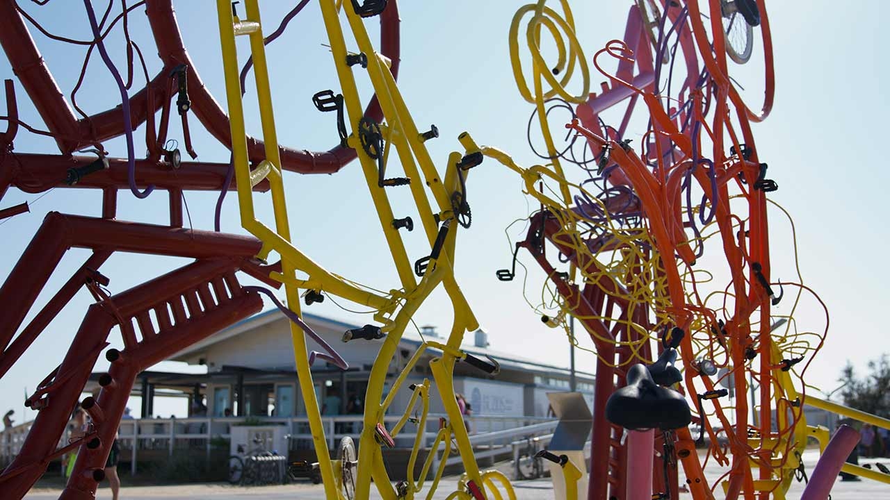 Vilamoura ganha um «Sketchy Crab» feito de bicicletas pela mão de Bordalo II