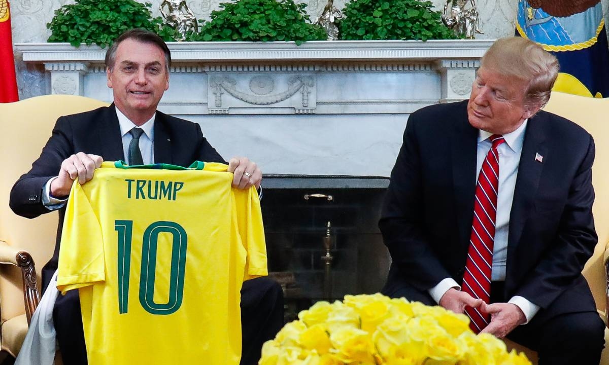 La hausse des tarifs douaniers de Trump n'aidera même pas Bolsonaro, déclare un chroniqueur du Financial Times