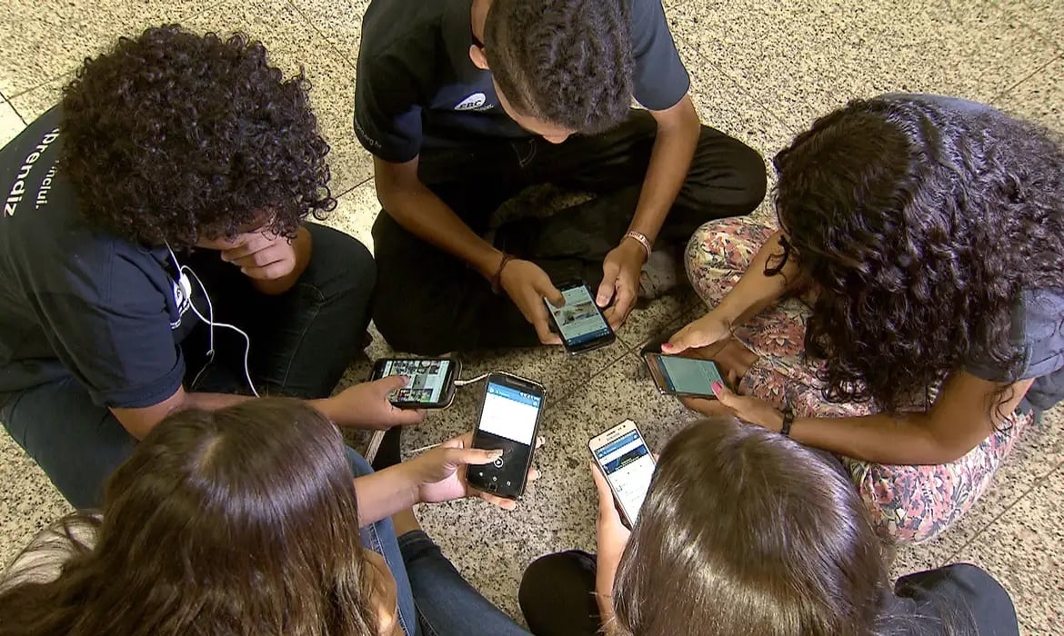 Redes sociais alimentam problemas de saúde mental em adolescentes, diz estudo
