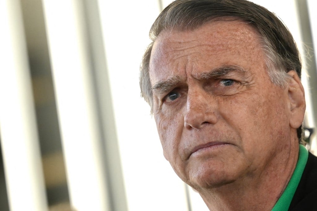 A flash drive found in Bolsonaro's bathroom contained no relevant data, says Globo.