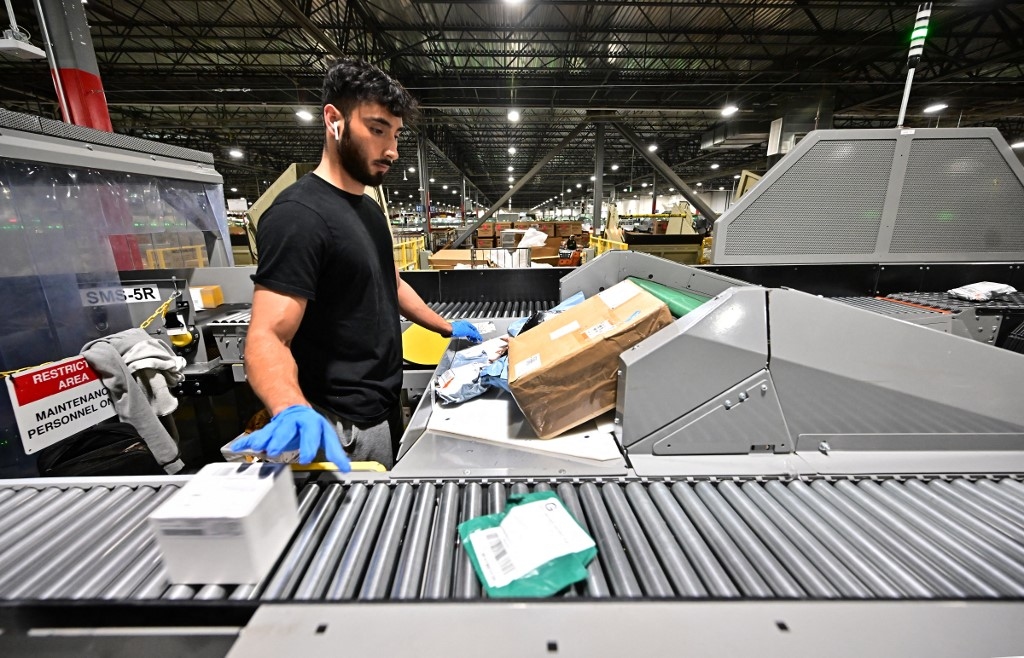 United States ends tariff exemptions for small packages