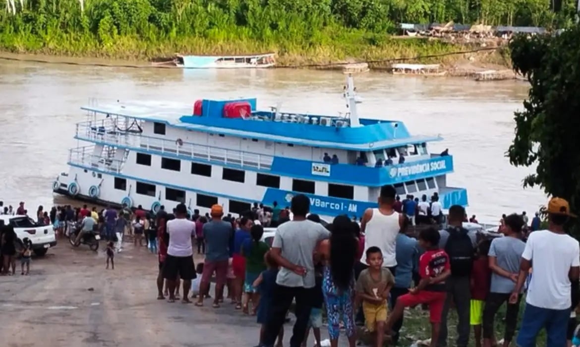 INSS uses boats to advise retirees in the Amazon about discounts