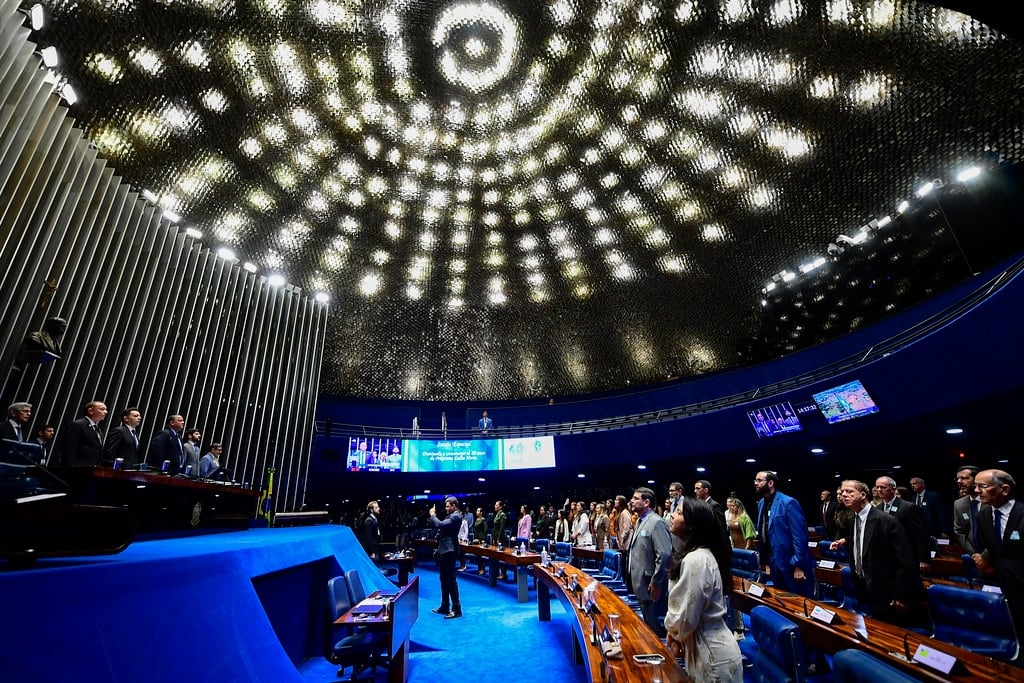 Senado aprova pena maior a quem fornecer drogas ou bebidas a menores