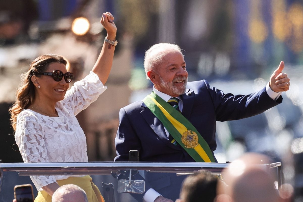 Lula and his ministers attend the parade; the public chants 'no amnesty'