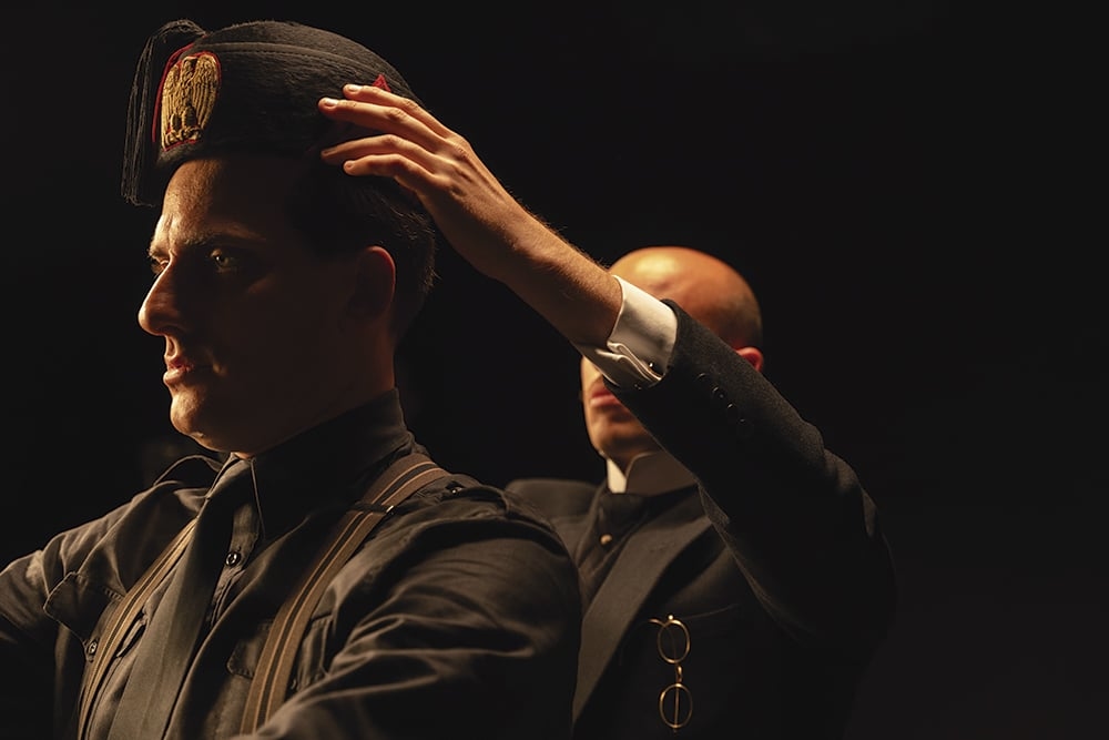 Il Duce, allein