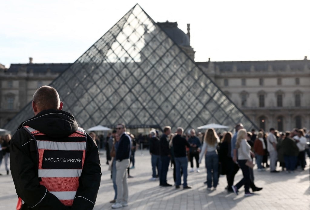 La polizia francese annuncia altri cinque arresti per furto al Louvre.