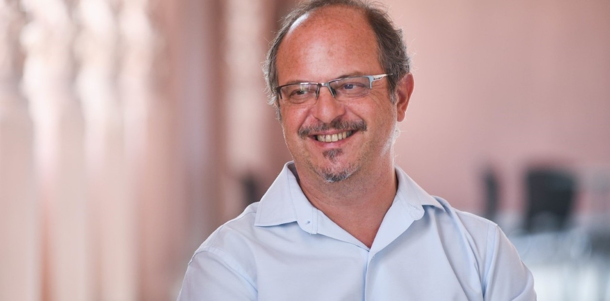 "As pessoas votam contra seus próprios interesses?": Alejandro Grimson analisa a extrema direita e a ascensão de Milei.