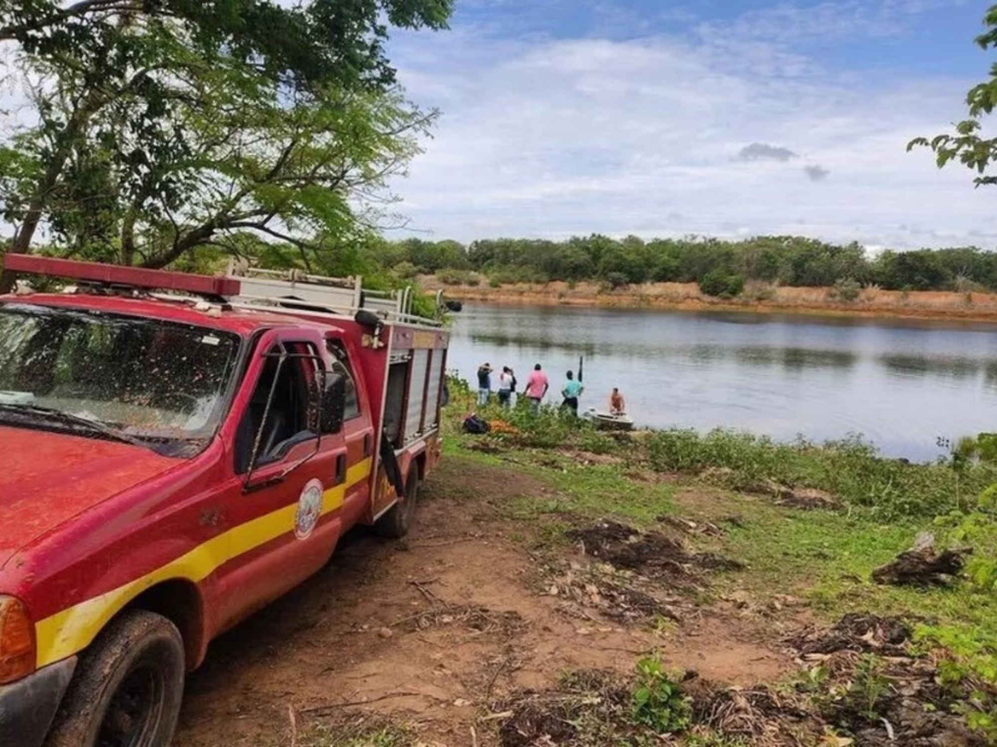 Escapaba de las abejas, se tiró a un lago y murió devorado por pirañas