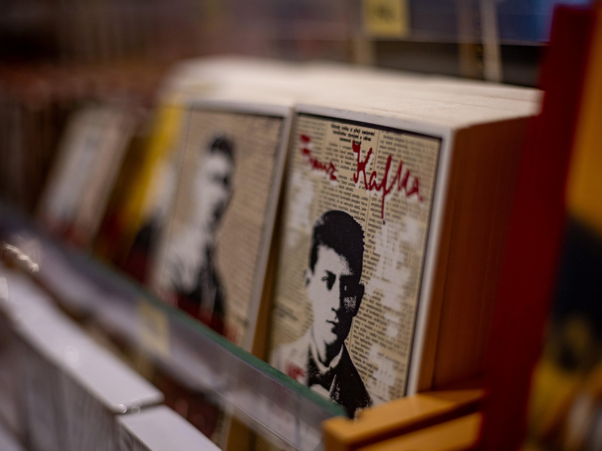 Seit der Veröffentlichung von „Der Prozess“ und Kafkas posthumem Ruhm sind einhundert Jahre vergangen.