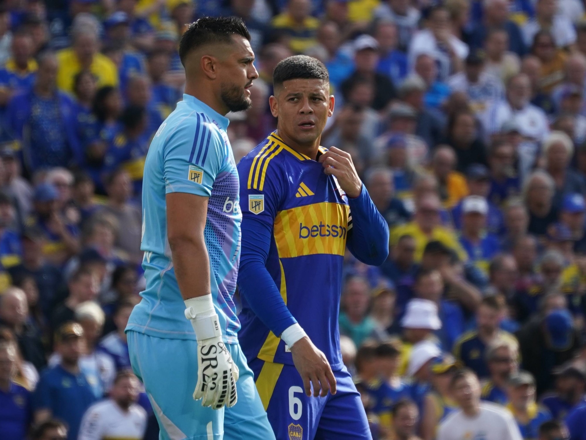Russo rozmawiał bezpośrednio z pięcioma zawodnikami Boca Juniors, na czele z Marcosem Rojo, którzy rozpoczynają mecz z tyłu i mają otwarte drzwi do wyjścia.