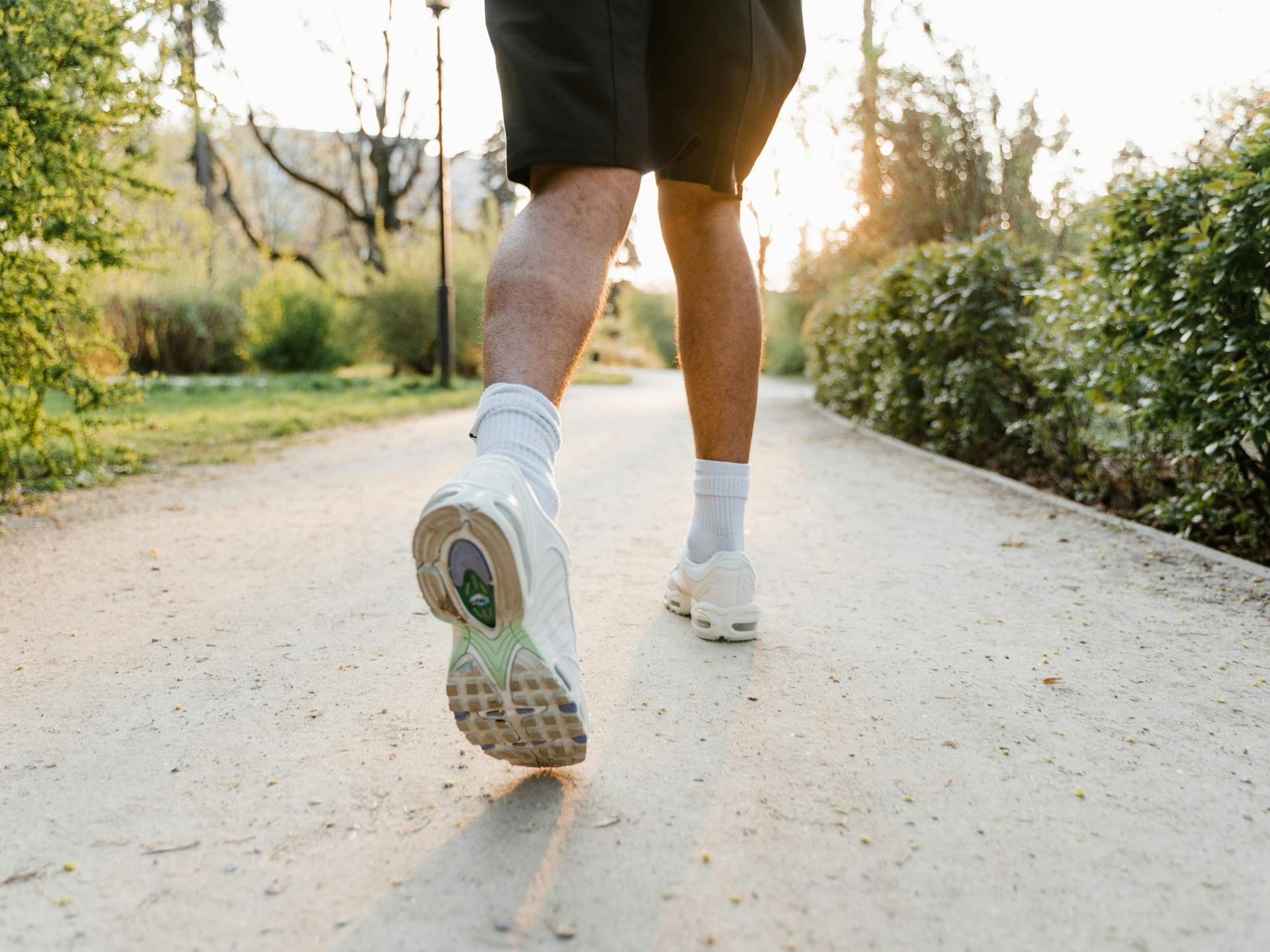 Caminar hacia atrás: cómo este extraño ejercicio puede quemar más calorías y mejorar el equilibrio