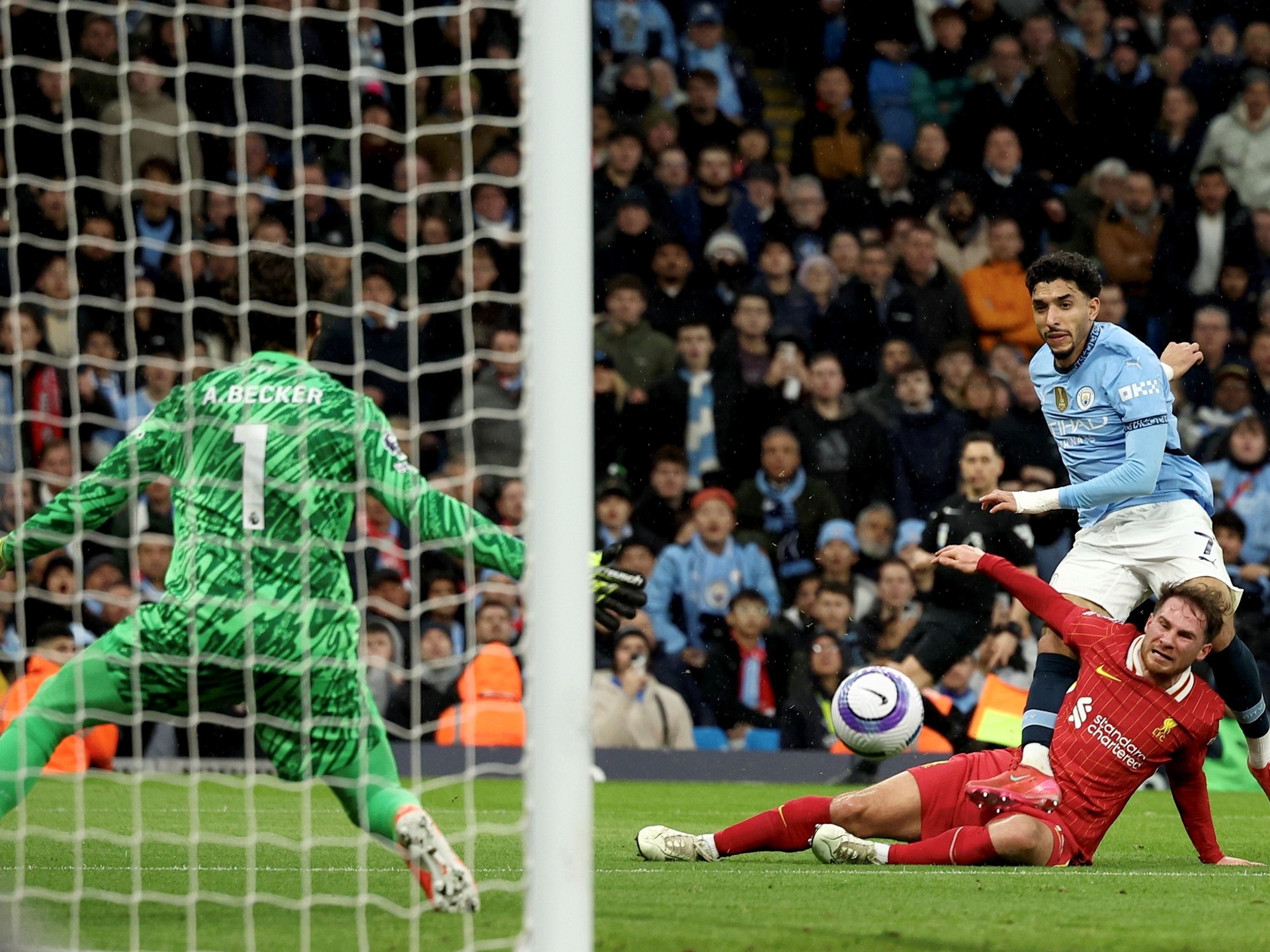 Alexis Mac Allister liet zien hoe zijn gezicht eruit zag na de harde klap die hij kreeg tijdens de overwinning van Liverpool op Manchester City